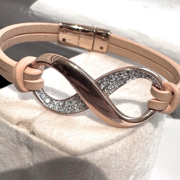 ✨Stunning Vintage Swarovski Infinity Rose Bracelet featuring Clear Pave Crystals - Picture 16 of 16